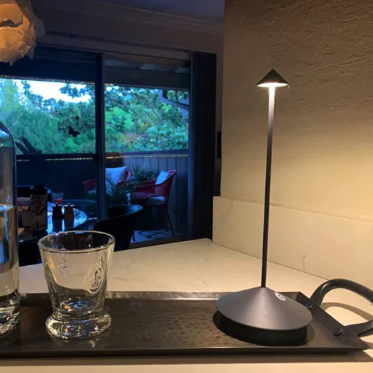 LumiTisch Kabellose LED-Tischleuchte – Dimmbar & Tragbar für Innen- und Außenbereich | Modernes Design & Wiederaufladbar