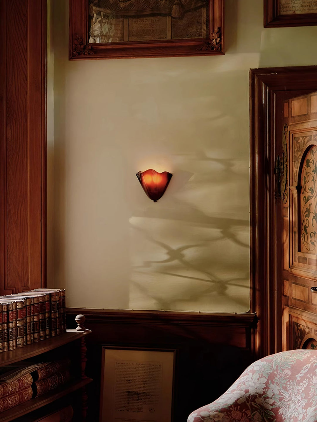 Sculpted Petal Wall Light – Modern Indoor Sconce