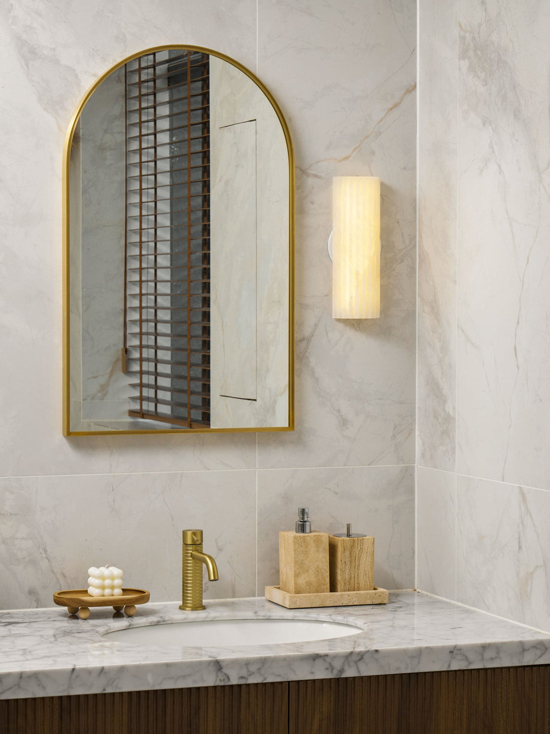 Luz de Pared LED Vertical Acanalada – Lámpara Decorativa de Interior