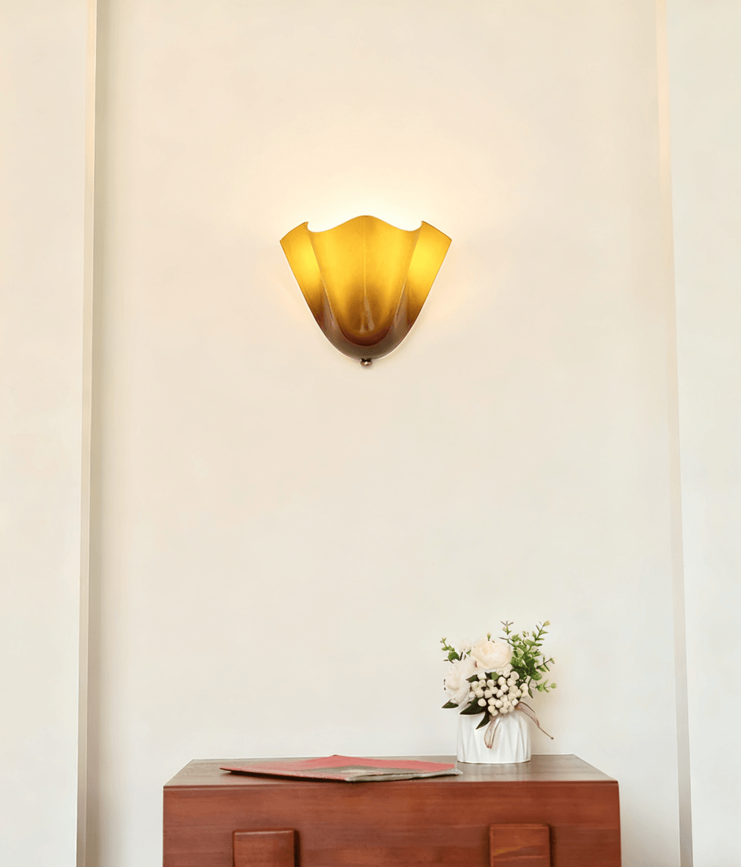 Sculpted Petal Wall Light – Modern Indoor Sconce
