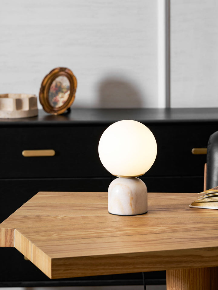Minimalistische Nachttischlampe mit Glaskugelschirm