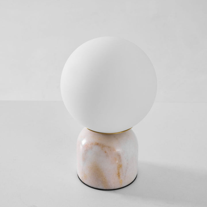 Minimalistische Nachttischlampe mit Glaskugelschirm