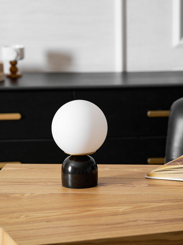 Minimalistische Nachttischlampe mit Glaskugelschirm