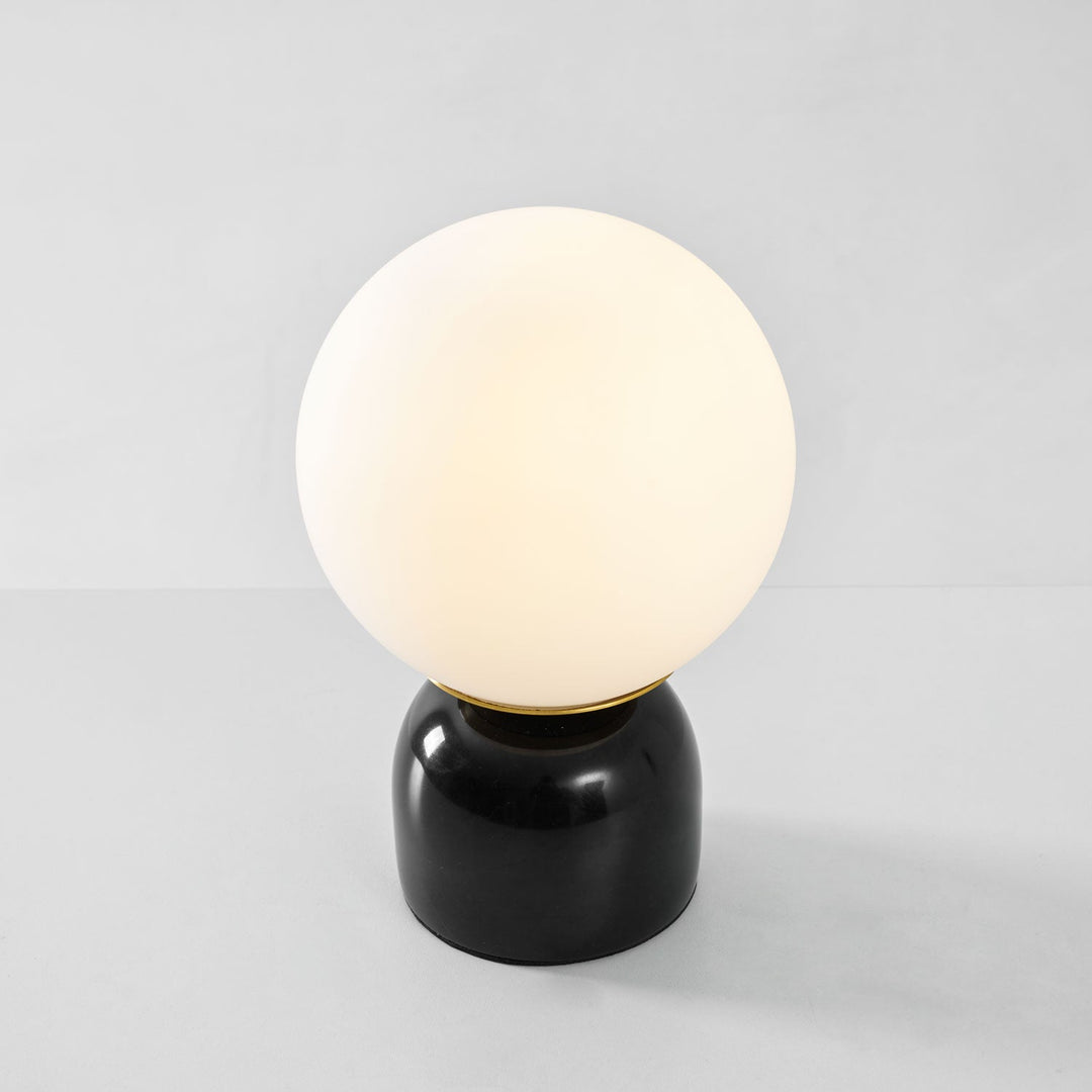 Minimalistische Nachttischlampe mit Glaskugelschirm