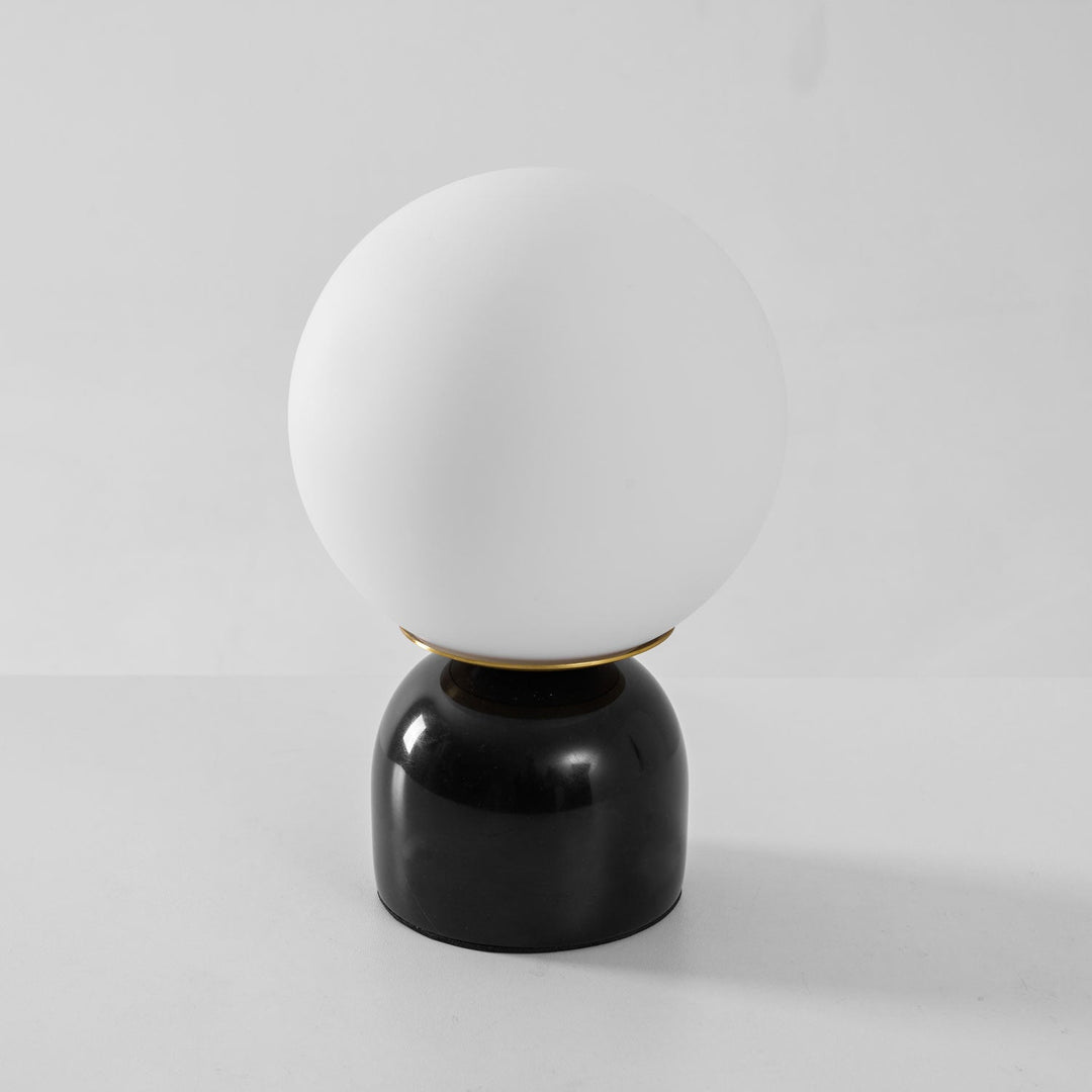 Minimalistische Nachttischlampe mit Glaskugelschirm