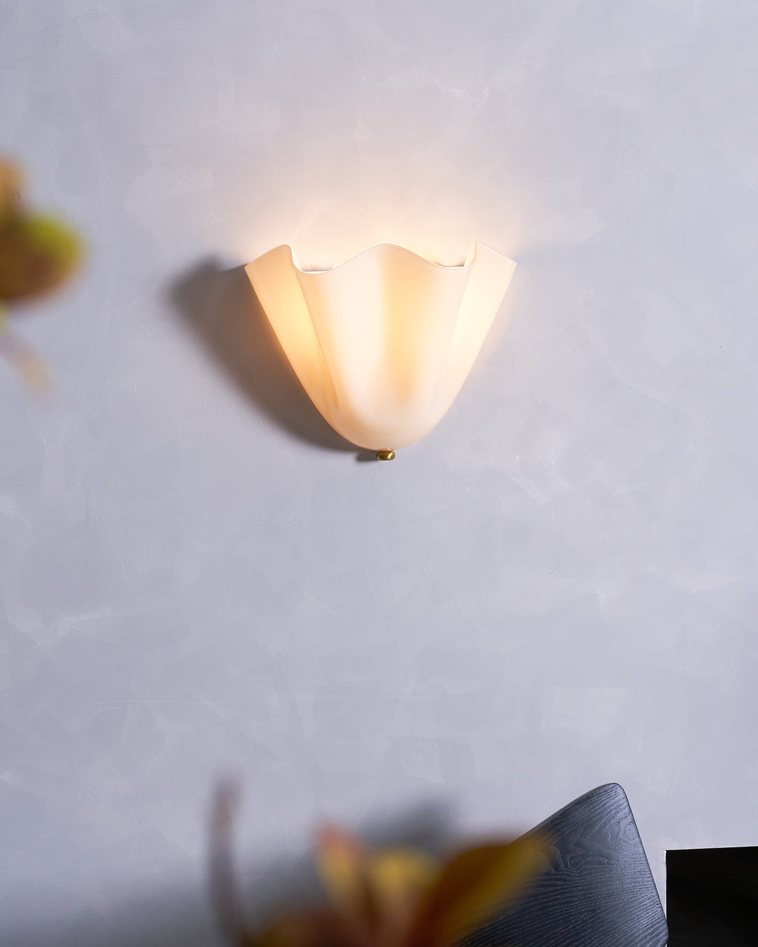 Sculpted Petal Wall Light – Modern Indoor Sconce
