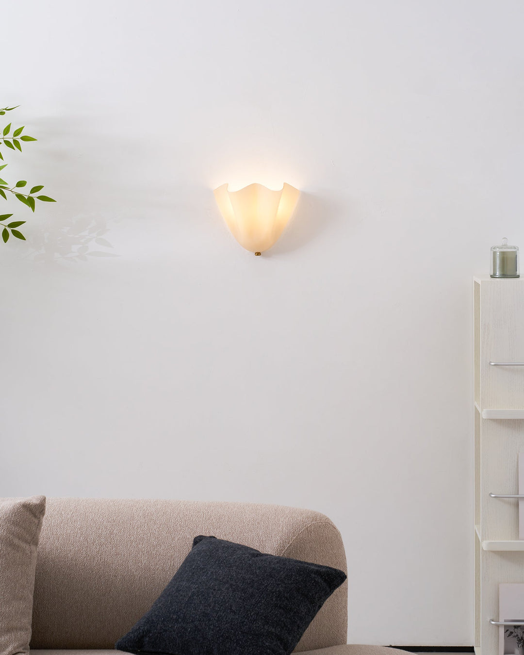 Sculpted Petal Wall Light – Modern Indoor Sconce