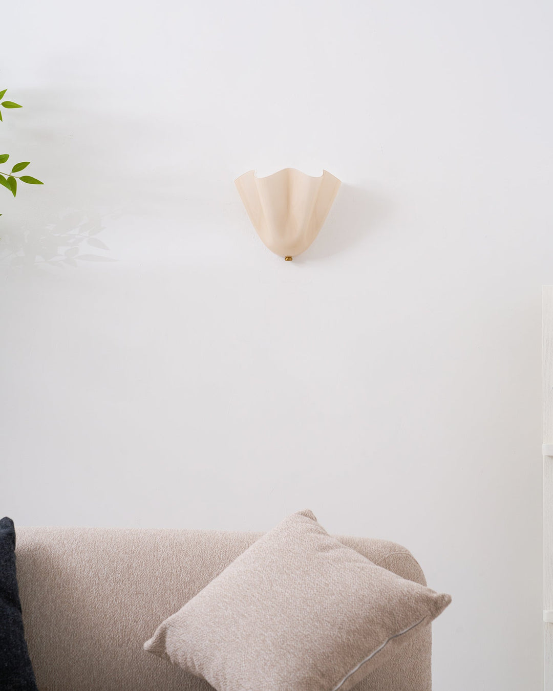 Sculpted Petal Wall Light – Modern Indoor Sconce