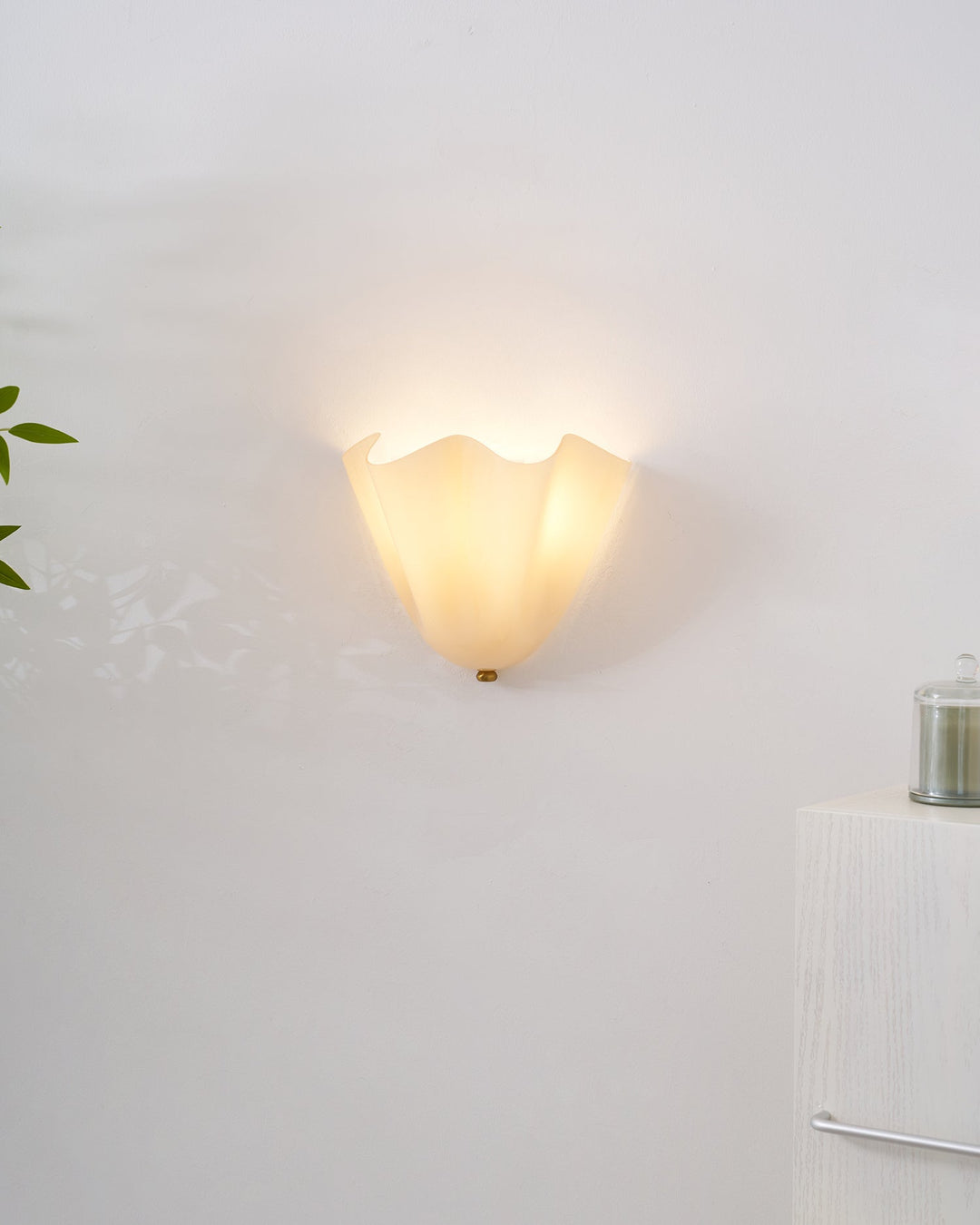 Sculpted Petal Wall Light – Modern Indoor Sconce