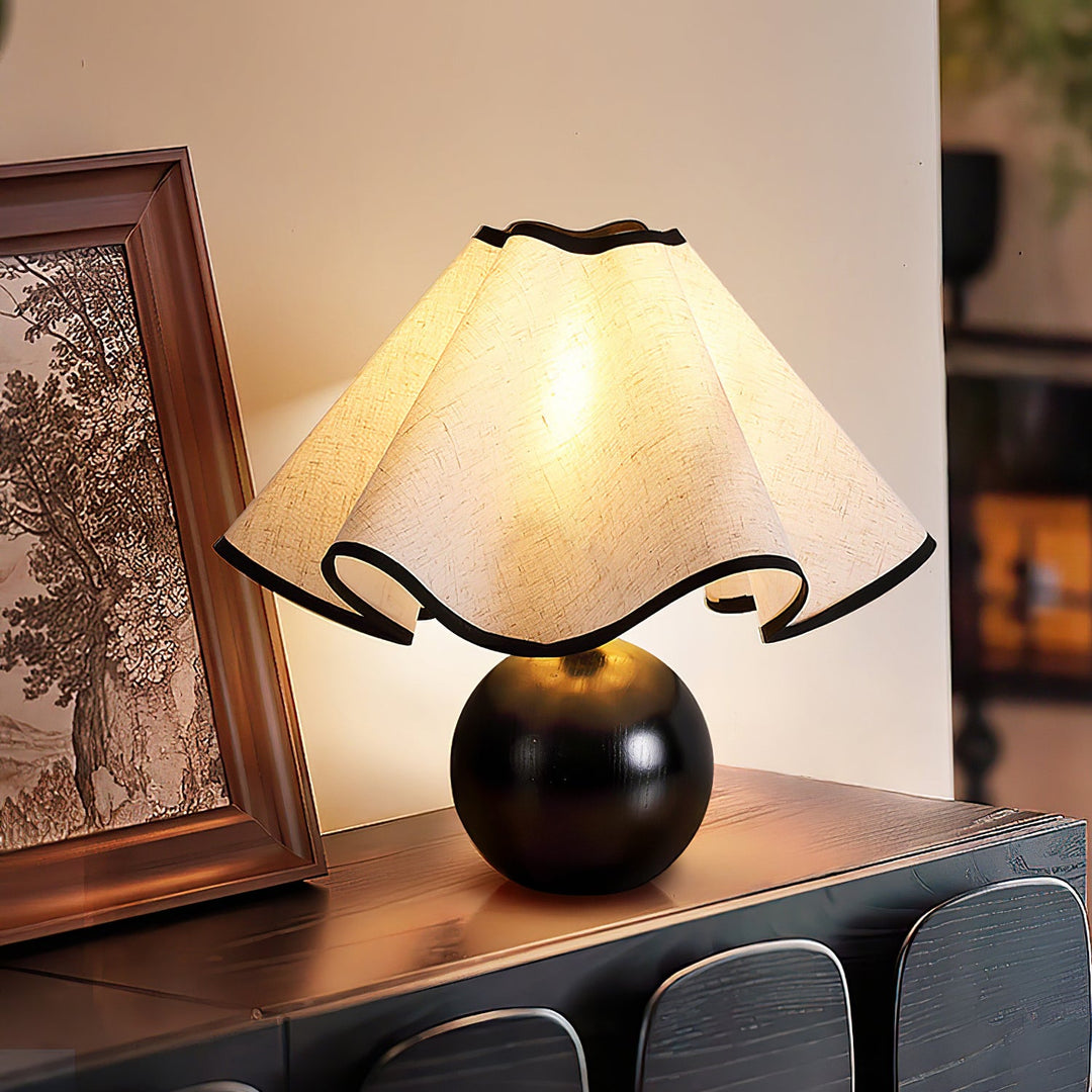 Welleninspirierte Tischlampen mit Stoffschirm