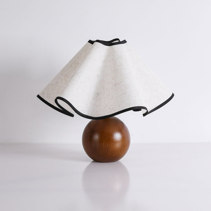 Welleninspirierte Tischlampen mit Stoffschirm