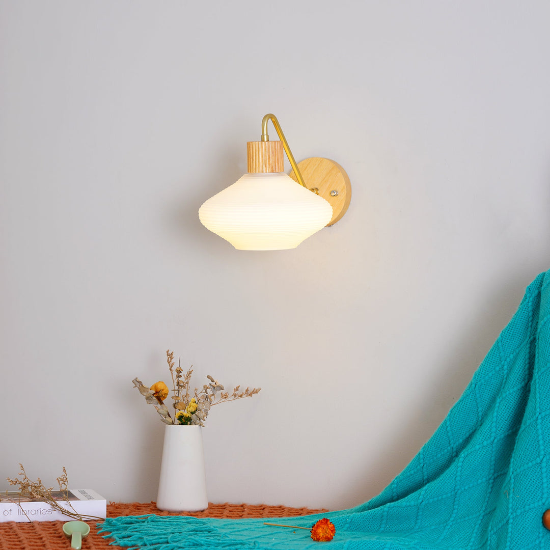 Nordica trä- och glasvägglampa