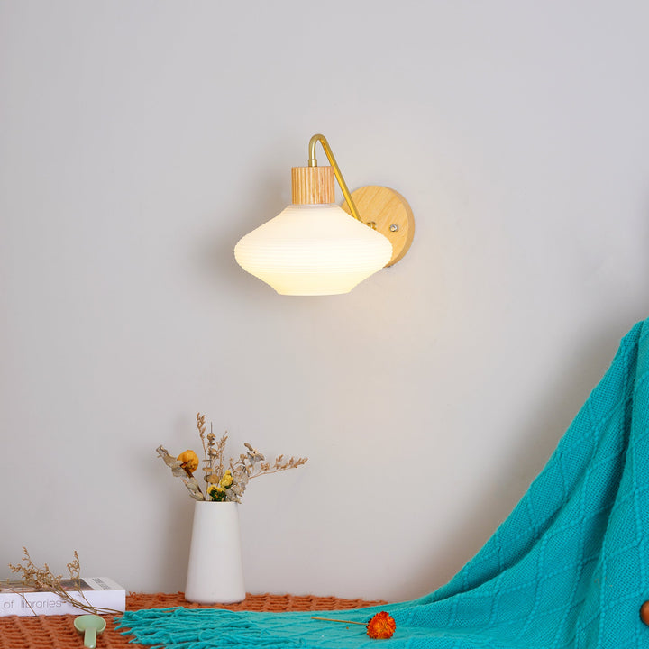 Nordica trä- och glasvägglampa