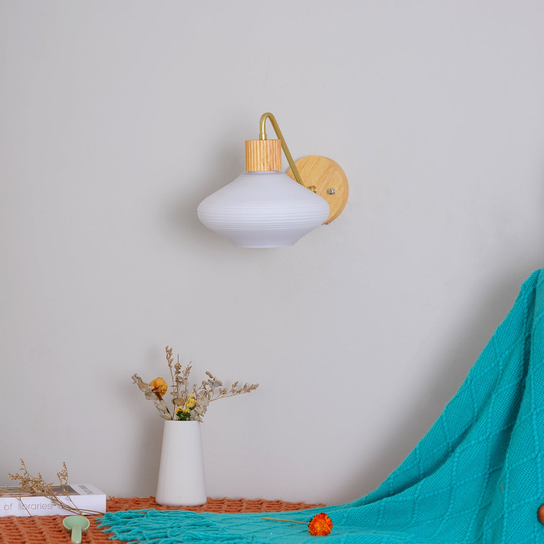 Nordica trä- och glasvägglampa