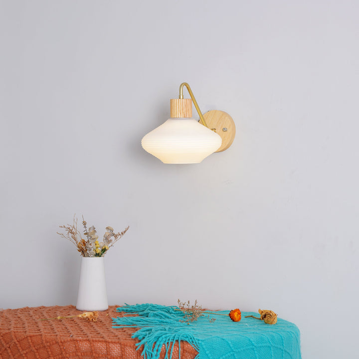 Nordica trä- och glasvägglampa