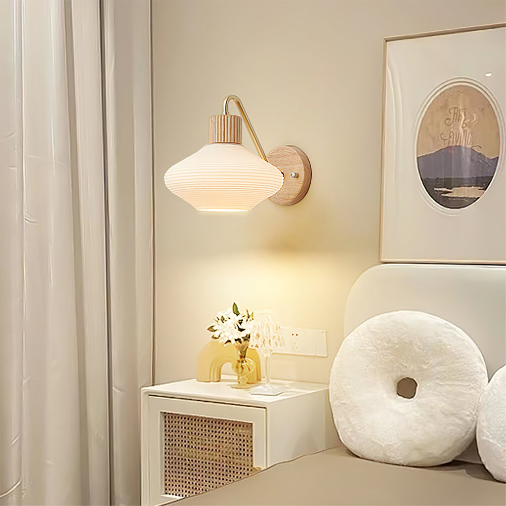 Nordica trä- och glasvägglampa