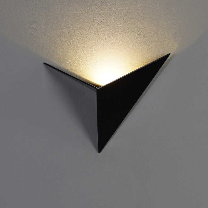 Contemporary LED Wall Light – Geometric Accent Lamp