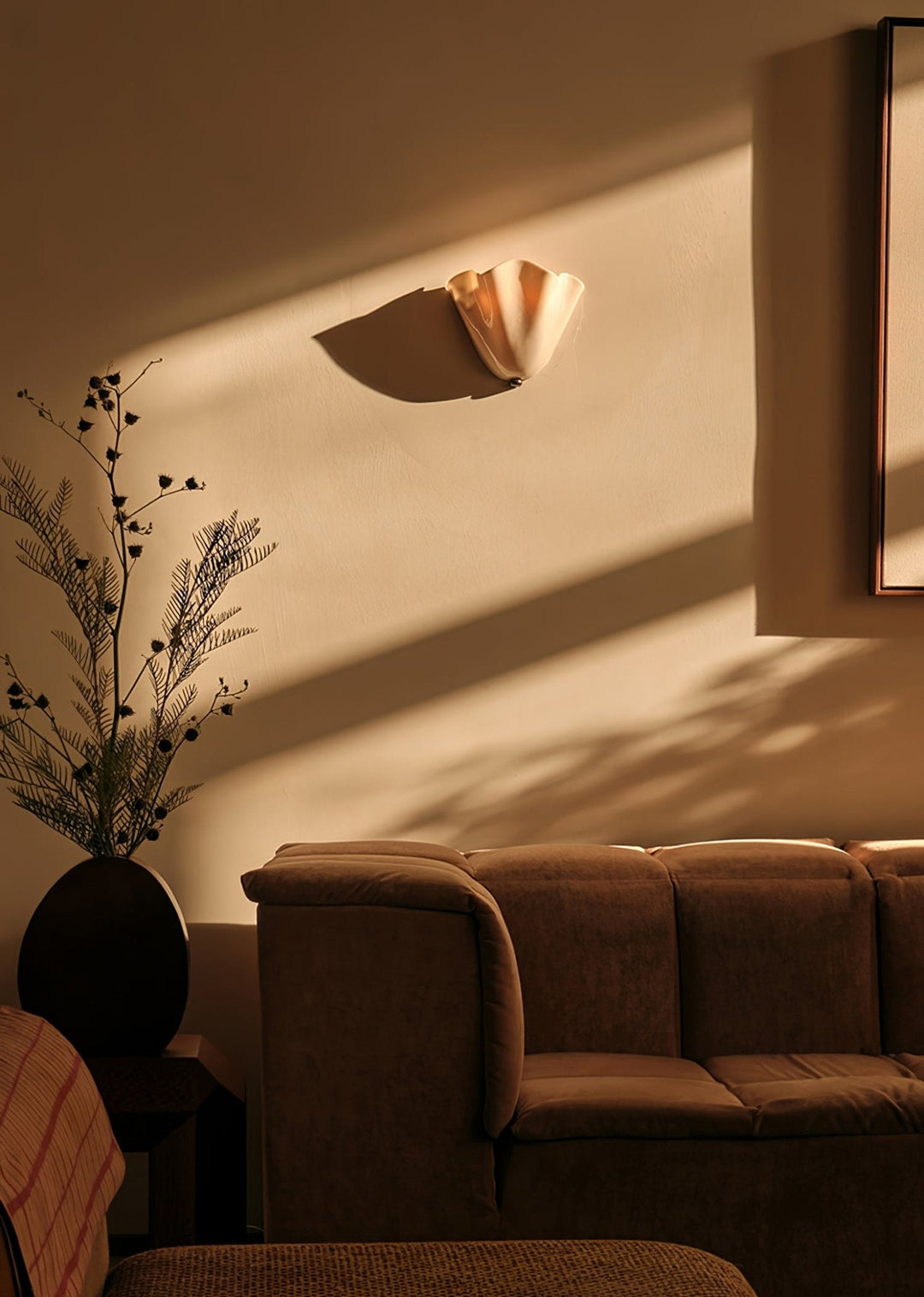 Sculpted Petal Wall Light – Modern Indoor Sconce