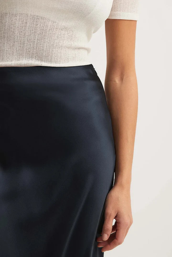 Satinerter Damenrock mit hoher Taille