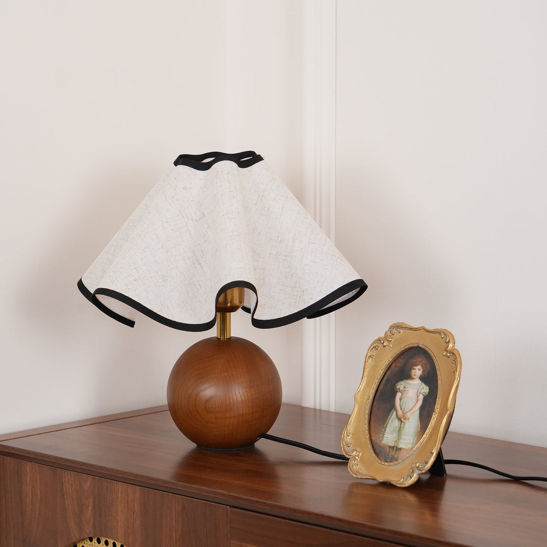 Welleninspirierte Tischlampen mit Stoffschirm