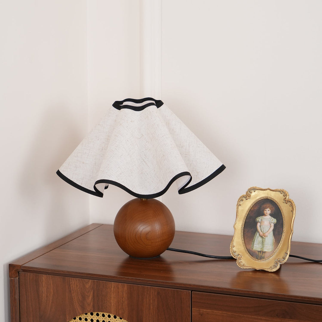 Welleninspirierte Tischlampen mit Stoffschirm