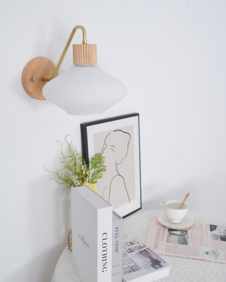 Nordica trä- och glasvägglampa