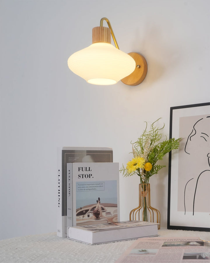 Nordica trä- och glasvägglampa