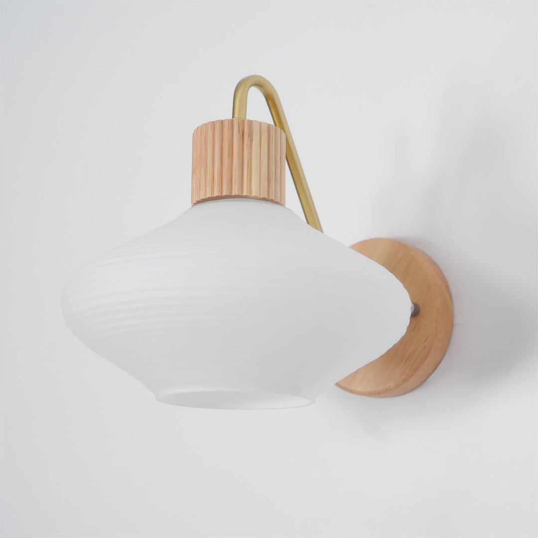 Nordica trä- och glasvägglampa