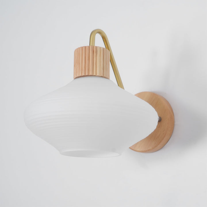 Nordica trä- och glasvägglampa